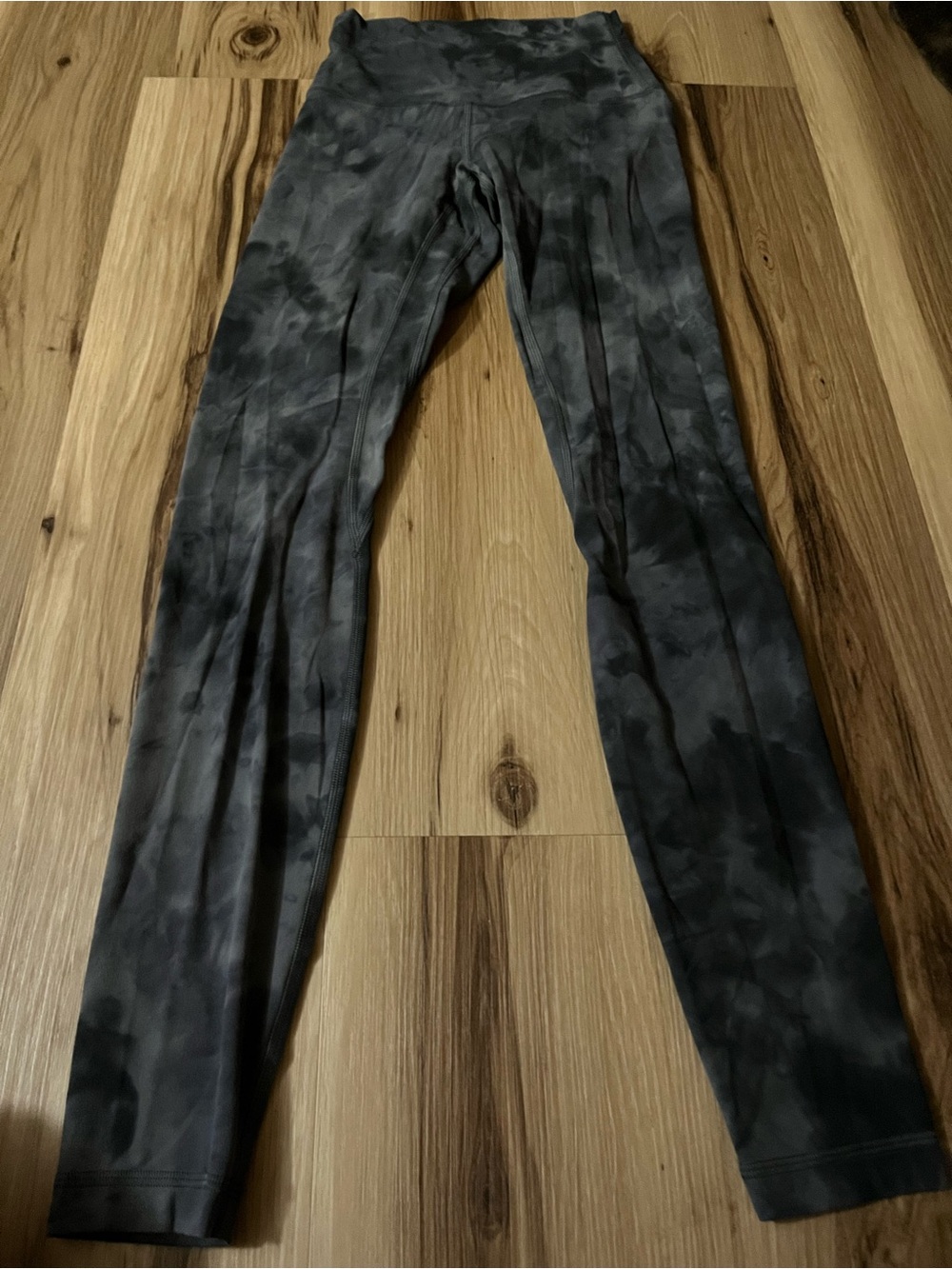 Women Lululemon" dark and light gray tie dye pattern leggings. Size 2